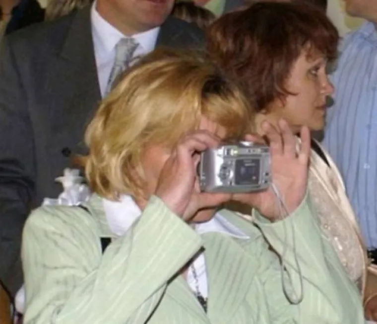 KAD SE STARCI DOKOPAJU TEHNOLOGIJE: Nije im lako i onda ih jo&scaron; unuci snimaju i objavljuju na internetu