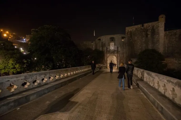 HRVATSKI GRADOVI U MRAKU: Ga&scaron;enjem svjetala pridružili se globalnoj akciji 'Sat za planet Zemlju'