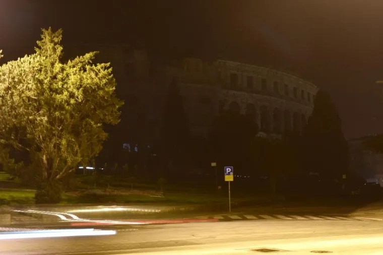 Pulska arena u mraku.