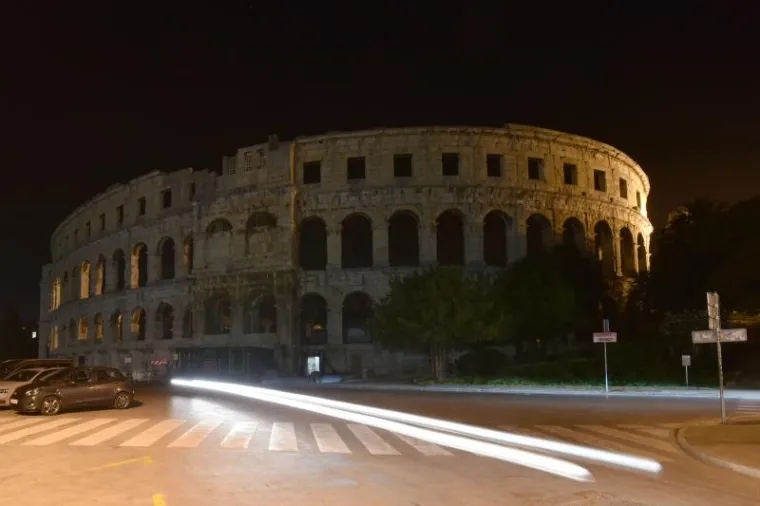 Grad Pula se i ove godine odazvao inicijativi WWF (World Wide Fund For Nature), svjetskoj nevladinoj organizaciji za za&scaron;titu prirode, u akciji Sat za planet Zemlju ga&scaron;enjem javne rasvjete oko Arene od 20.30 do 21.30 sati.