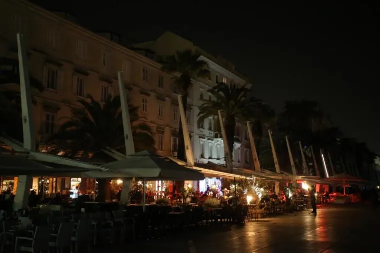 Ga&scaron;enjem rasvjete na rivi, Split se pridružio akciji Sat za planet Zemlju.