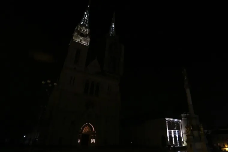 Zagrebačka katedrala u mraku u sklopu akcije 'Sat za planet Zemlju'.