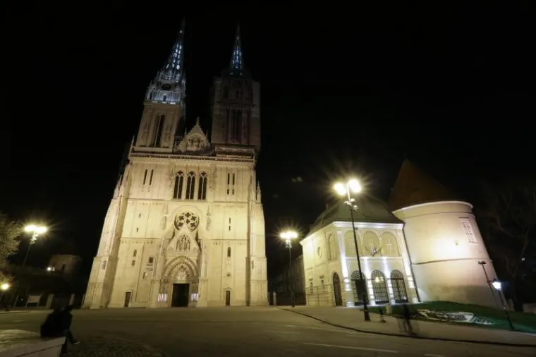 Svjetska organizacija za za&scaron;titu prirode Satom za planet Zemlju od 2007. nastoji tamom probuditi građane svijeta i upozoriti ih da je zadnji trenutak da poduzmemo ne&scaron;to kako bismo zaustavili prekomjerno tro&scaron;enje Zemljinih resursa. Akciji se pridruzila i katedrala koja je od 20.30 do 21.30 sati utonula u mrak.