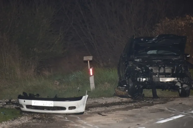 Nedaleko od skretanja za sjedište tvrtke Istarske ceste, na ravnom dijelu kolnika, sudarili se terenac marke Mercedes i Opel Vectra pulskih oznaka, a poginula osoba je, prema neslužbenim informacijama, bila u Opelu.