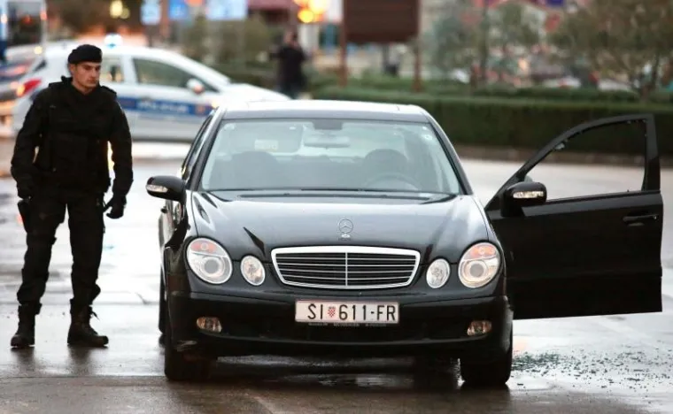 Policija je propucala gume na Mercedesu, a potom su ga izvukli iz automobila i priveli.