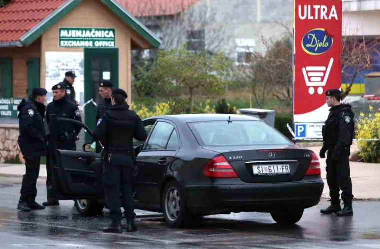 UHIĆENJE U TRIBUNJU: Policija privela mladića osumnjičenog za ubojstvo oca i majke