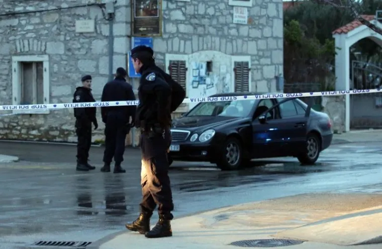 UHIĆENJE U TRIBUNJU: Policija privela mladića osumnjičenog za ubojstvo oca i majke