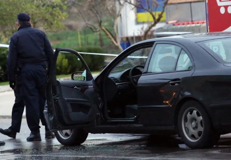 Vrata kraj vozačevog sjedala otvorena su, a Mercedes E klase kojim se 18-godišnjak vozio i dalje osigurava policija.