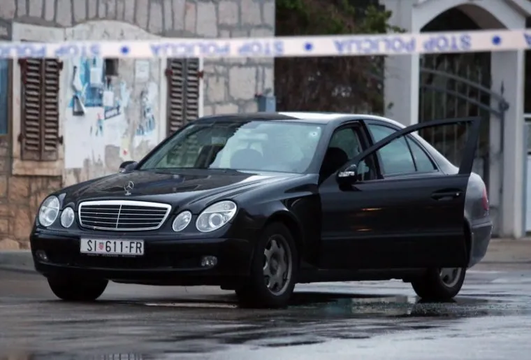 UHIĆENJE U TRIBUNJU: Policija privela mladića osumnjičenog za ubojstvo oca i majke