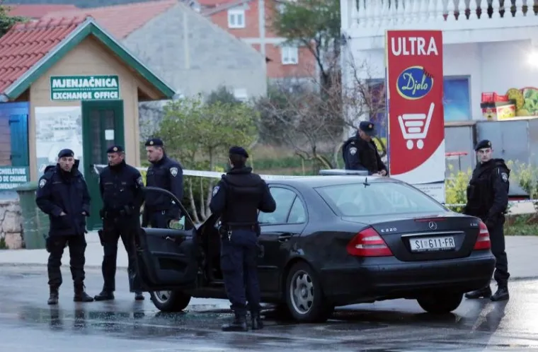 UHIĆENJE U TRIBUNJU: Policija privela mladića osumnjičenog za ubojstvo oca i majke