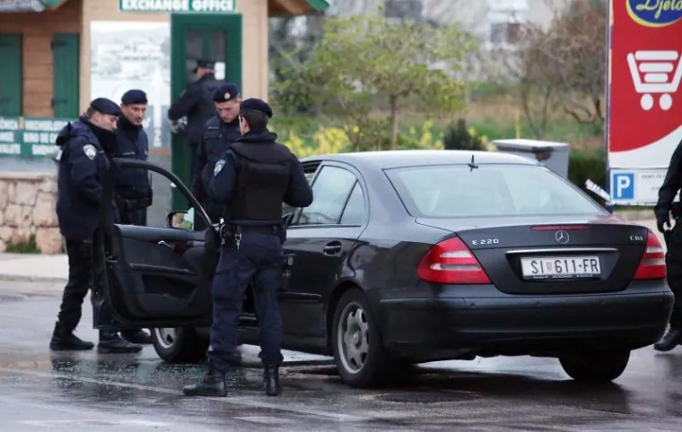 UHIĆENJE U TRIBUNJU: Policija privela mladića osumnjičenog za ubojstvo oca i majke