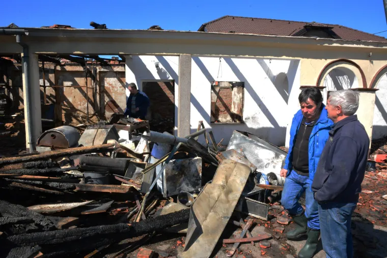 Gornja Bebrina: U požaru izgorjela obiteljska kuća