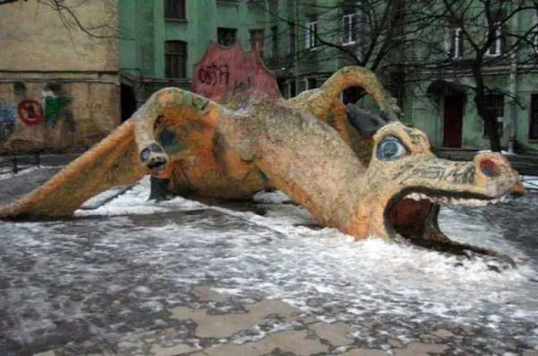 Neka igrališta za djecu izgledaju kao da im se nitko ne bi smio približiti , a ponajmanje djeca. Od opasnih igračaka do užasnog i dvosmislenog dizajna, u galeriji smo okupili neke od primjera takvih užasnih parkova. Biste li tamo pustili svoje dijete?