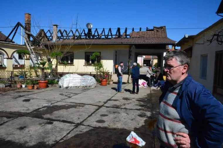OSTALI BEZ KROVA NAD GLAVOM: U požaru izgorjela obiteljska kuća