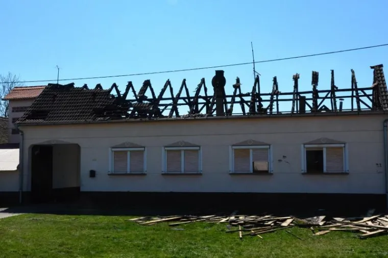 OSTALI BEZ KROVA NAD GLAVOM: U požaru izgorjela obiteljska kuća