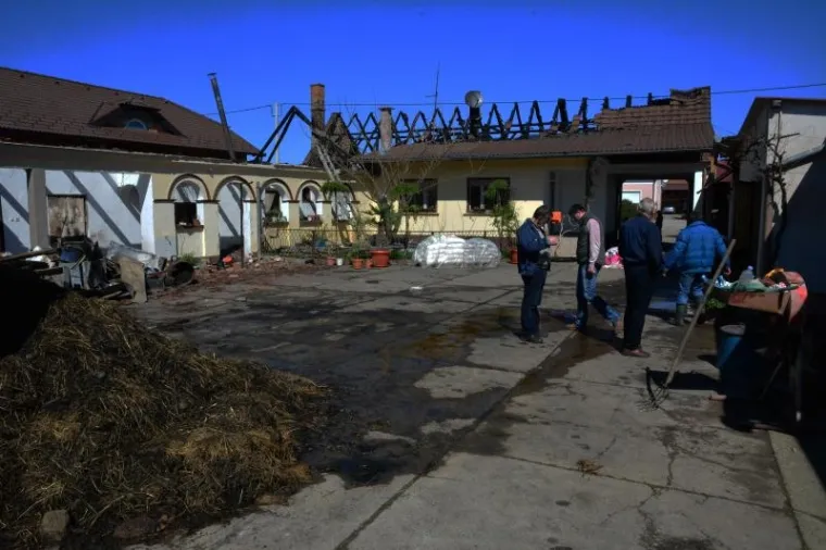 OSTALI BEZ KROVA NAD GLAVOM: U požaru izgorjela obiteljska kuća