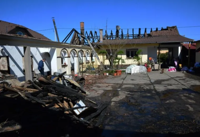 OSTALI BEZ KROVA NAD GLAVOM: U požaru izgorjela obiteljska kuća