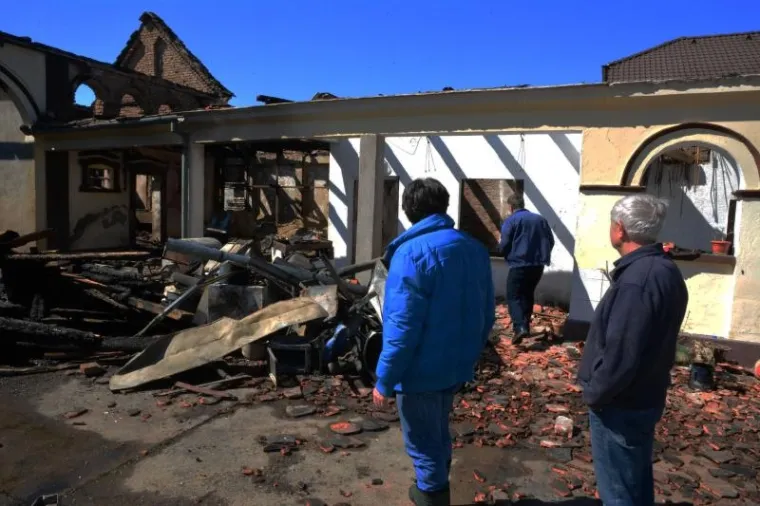 OSTALI BEZ KROVA NAD GLAVOM: U požaru izgorjela obiteljska kuća