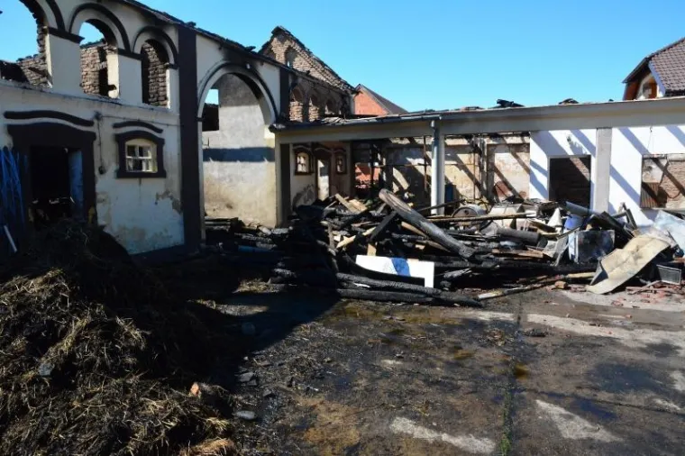 OSTALI BEZ KROVA NAD GLAVOM: U požaru izgorjela obiteljska kuća