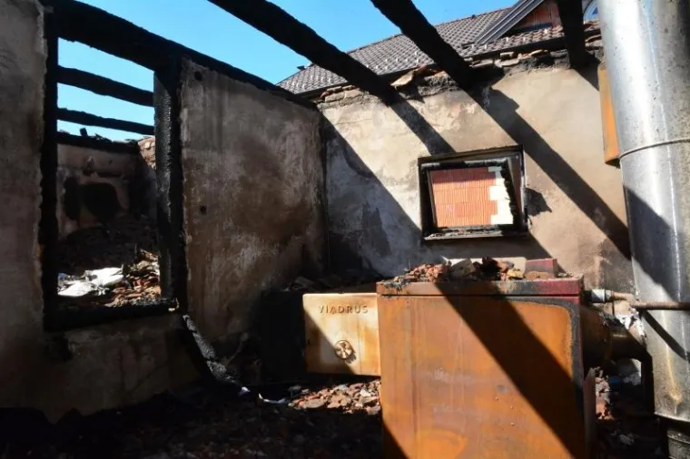 OSTALI BEZ KROVA NAD GLAVOM: U požaru izgorjela obiteljska kuća