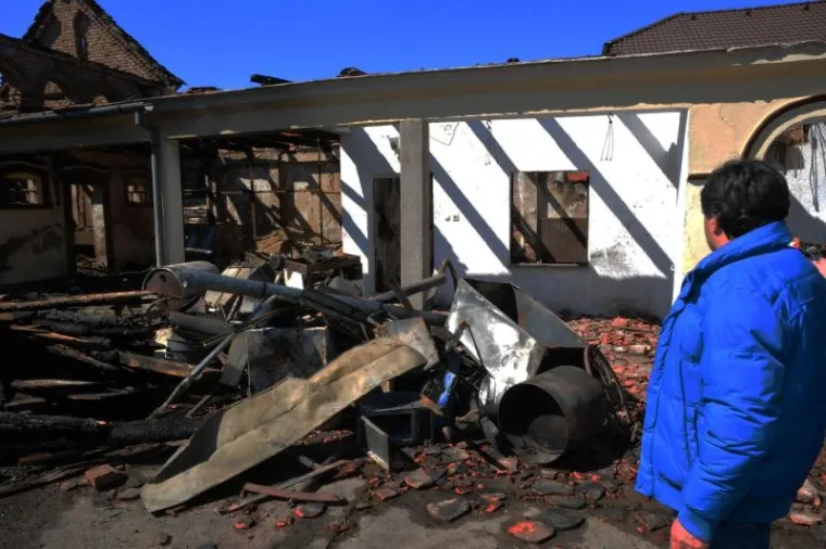 OSTALI BEZ KROVA NAD GLAVOM: U požaru izgorjela obiteljska kuća