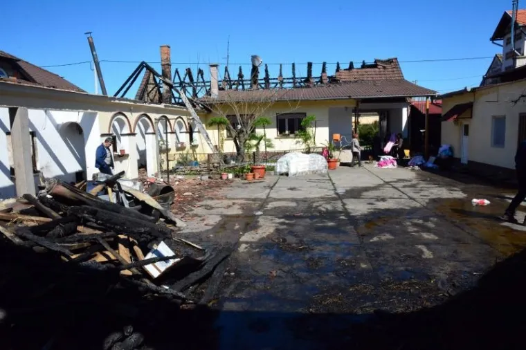 Obitelj Luk​ačević​ u požaru je ostala bez krova nad glavom, a izgorjela im je i ​&scaron;tala s domaći​m ​zživotinjama​ (krava svinje, pilići i lovački pas).​