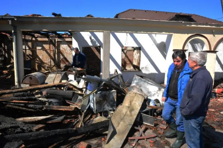 Gornja Bebrina - Imanje Stjepana Luka​čevića u Gornjoj Bebrini ​izgorjelo je u požaru​.
