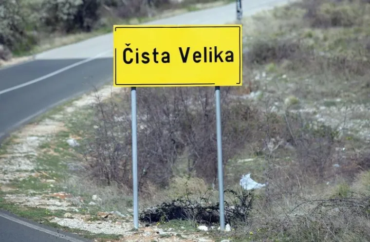 Policijski očevid nakon dvostrukog ubojstva, u kojem je T.S. osumnjičen da je ubio oca i majku. Policija istražuje maslenik u kojem je pronađena mrtva žena, majka T.S., te kuću u kojoj je ubijen otac.