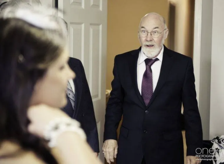 &Scaron;OK I NEVJERICA: Pogledajte reakcije tata koji su po prvi put vidjeli svoje kćeri u vjenčanici