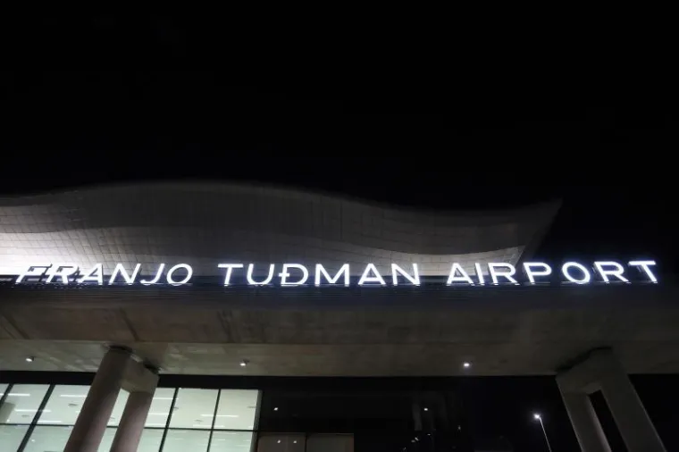 Letom nacionalne aviokompanije Croatia Airlines od Zagreba prema Dubrovniku u 5.50 sati službeno je za putnike otvoren novi putnički terminal Zračne luke Franjo Tuđman. Prvi dolazni let bio je let Qatar Airwaysa iz Dohe koji je u Zagreb sletio u 6.35 sati.