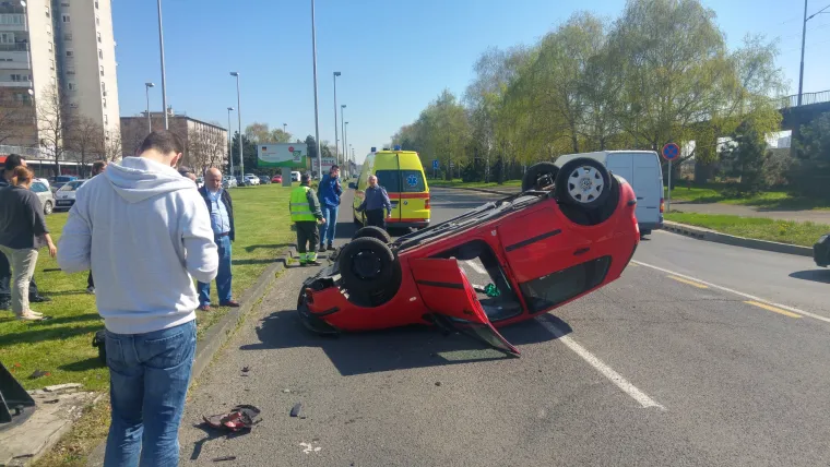 Vozač automobila zabio se u rubnik pa i rasvjetni stup