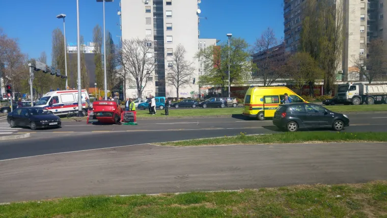 Od siline udarca automobil je zavr&scaron;io na krovu