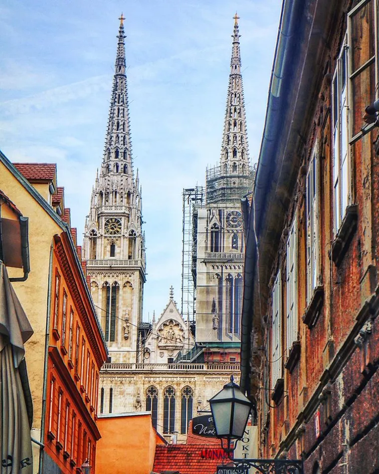 Pogleda na Katedralu iz Skalinske ulice