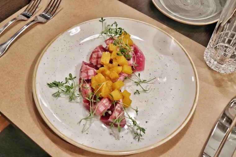 Restoran Voncimer - file tune u korici od sezama sachutneyom od kr&scaron;aka