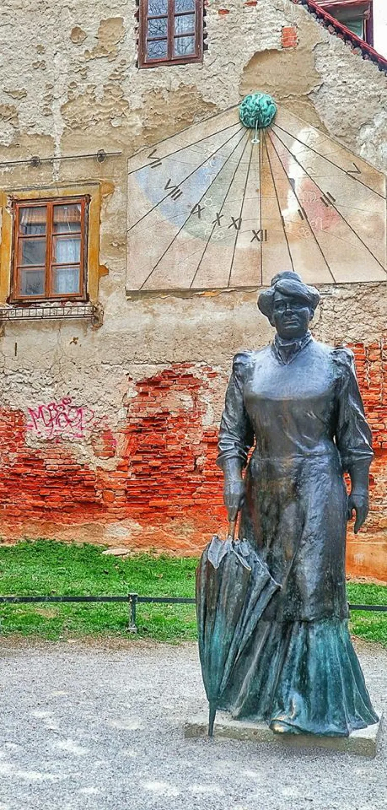Sunčani sat i kip Marije Jurić Zagorke u Tkalčićevoj ulici