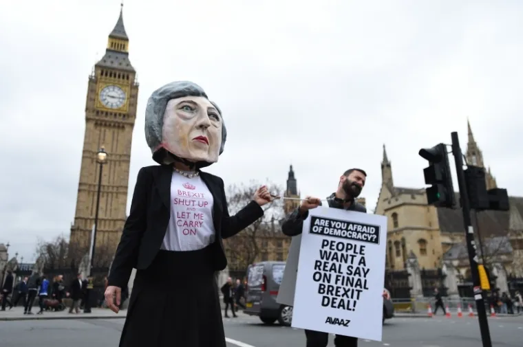 Uoči Brexita prosvjed pokrenula 'glavata Theresa May'