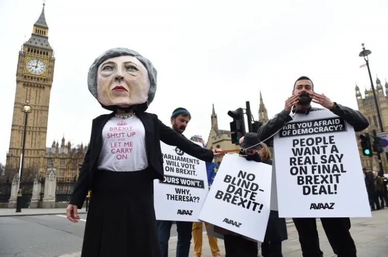 Uoči Brexita prosvjed pokrenula 'glavata Theresa May'