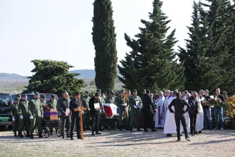 POKOPANI UBIJENI RODITELJI: Posljednji ispraćaj Silvane i Marina Šunjerge