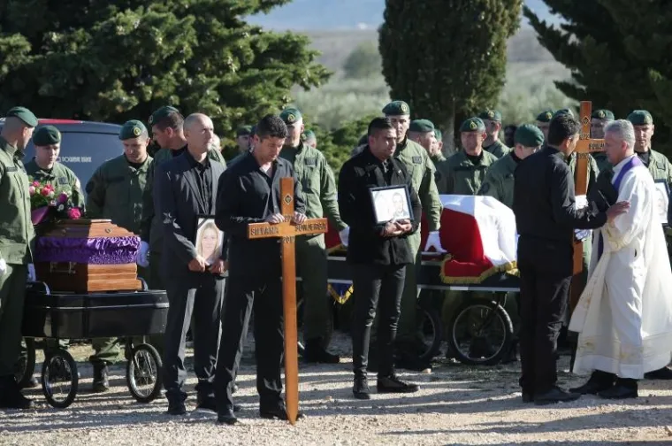 POKOPANI UBIJENI RODITELJI: Posljednji ispraćaj Silvane i Marina Šunjerge