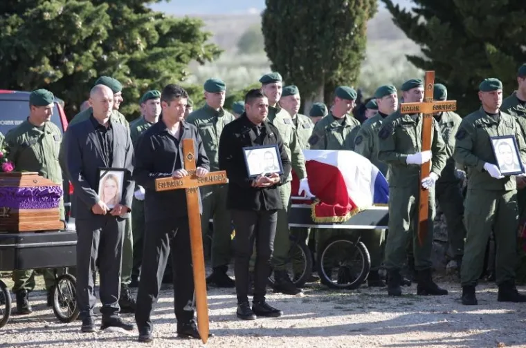 POKOPANI UBIJENI RODITELJI: Posljednji ispraćaj Silvane i Marina &Scaron;unjerge
