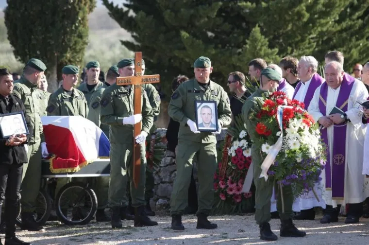 POKOPANI UBIJENI RODITELJI: Posljednji ispraćaj Silvane i Marina &Scaron;unjerge