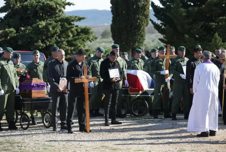 POKOPANI UBIJENI RODITELJI: Posljednji ispraćaj Silvane i Marina &Scaron;unjerge