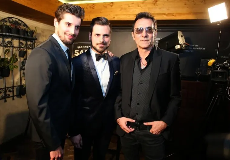 SVE OČI BILE SU UPRTE U 2CELLOS: Luka i Stjepan plijenili pažnju u zagrljaju svojih boljih polovica, Tamare i Jelene Rozge