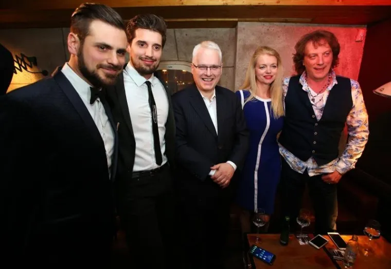 SVE OČI BILE SU UPRTE U 2CELLOS: Luka i Stjepan plijenili pažnju u zagrljaju svojih boljih polovica, Tamare i Jelene Rozge