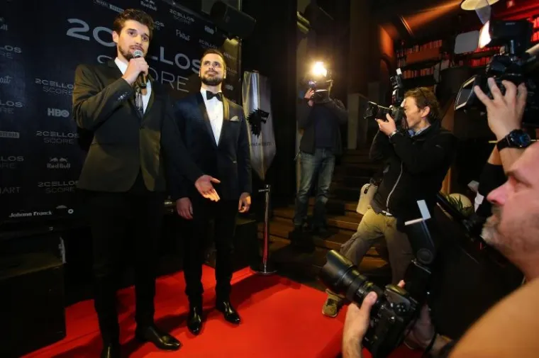 SVE OČI BILE SU UPRTE U 2CELLOS: Luka i Stjepan plijenili pažnju u zagrljaju svojih boljih polovica, Tamare i Jelene Rozge