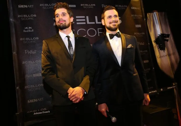 SVE OČI BILE SU UPRTE U 2CELLOS: Luka i Stjepan plijenili pažnju u zagrljaju svojih boljih polovica, Tamare i Jelene Rozge