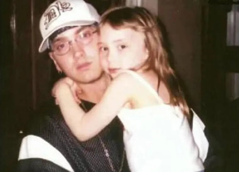 Hailie Jade Scott Mathers je Eminemova kći koju je spomenuo u više svojih pjesama kao što su 'Mockingbird' i 'Hailie's Song'. Ona je danas 21- godišnja studentica, a u nastavku su dokazi da više nije mala curica kakve se sjećamo iz pjesama.