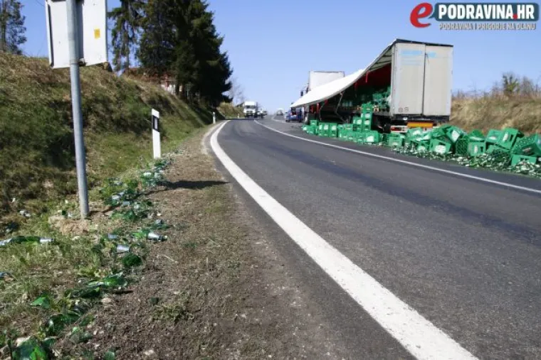 Na cesti Križevci - Koprivnica je oko 10 sati do&scaron;lo do nezgode kod mjesta Velika Mučna. Kamionu koji je prevozio pivo popustila je stranica pa se na cestu prevrnulo nekoliko paleta piva.
