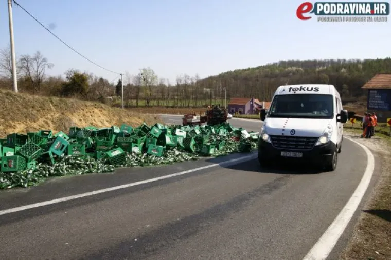 Pivo teče cestom nakon &scaron;to je nekoliko paleta ispalo iz kamiona