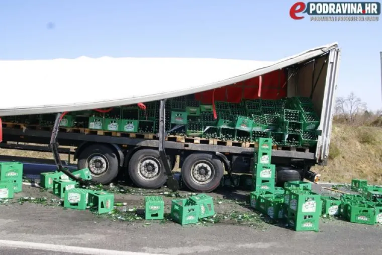 Pivo teče cestom nakon &scaron;to je nekoliko paleta ispalo iz kamiona